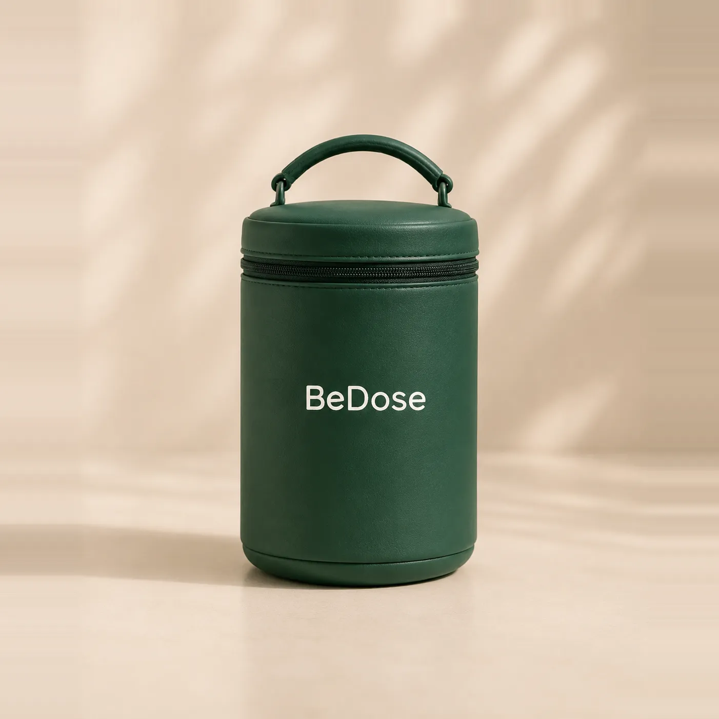 Doseur de lait en poudre nomade BeDose vert forêt, alternative au doseur MAM en plastique.